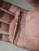 画像をギャラリービューアに読み込む, 十字の杖を持つ聖人