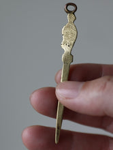 画像をギャラリービューアに読み込む, 十字の杖を持つ聖人