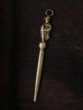 画像をギャラリービューアに読み込む, 十字の杖を持つ聖人