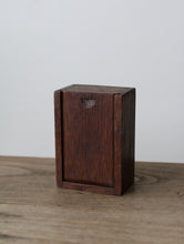画像をギャラリービューアに読み込む, Wooden box with sliding lid
