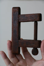 画像をギャラリービューアに読み込む, WOODEN CLAMP
