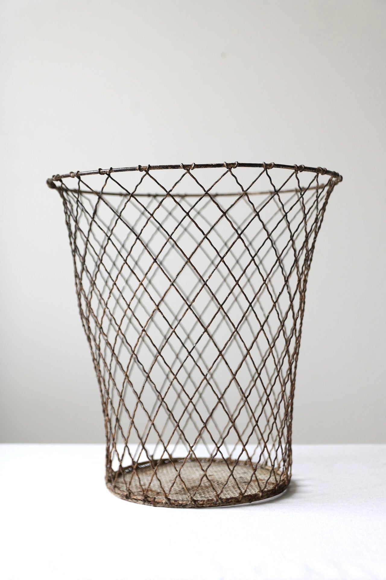 WIRE TRASH BASKET